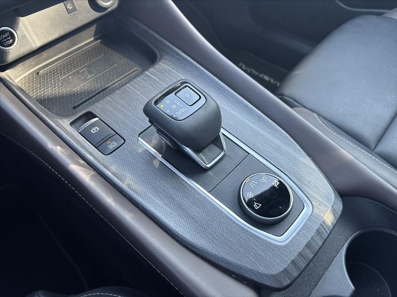 Nissan Qashqai 1,3 DIG-T AT 4x4 Tekna PANORAM - fotka 28 z 46