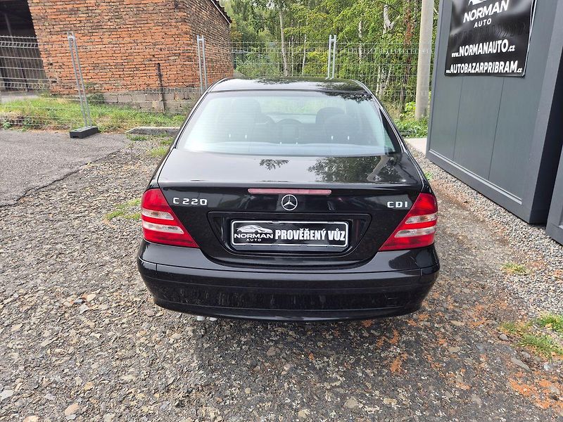 Mercedes-Benz Třídy C (2006) C220 CDi 110Kw sedan, Klima - fotka 6 z 21