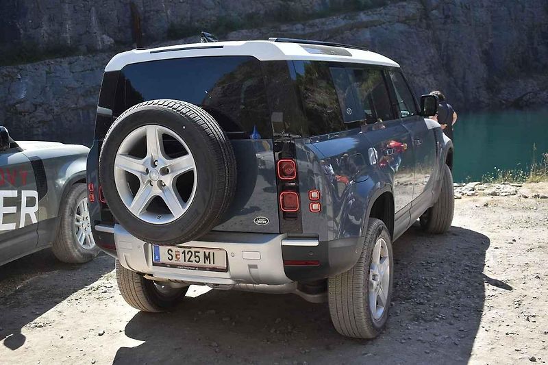 Prezentace vozu Land Rover Defender v lomu Velká Amerika