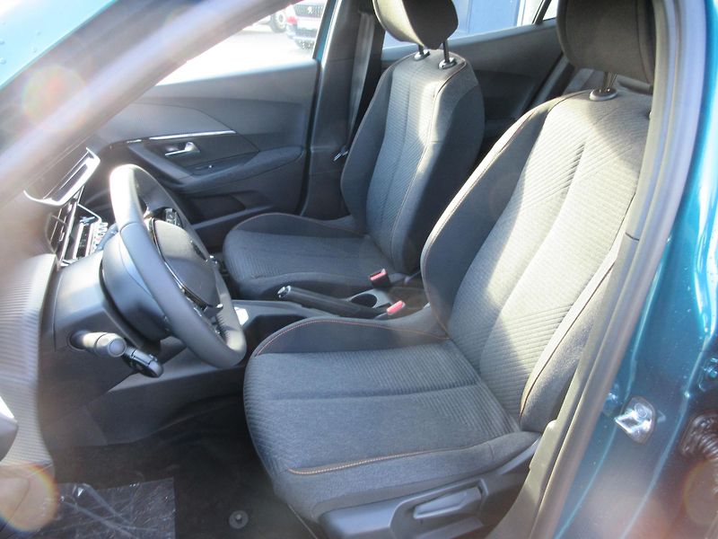 Peugeot 2008 STYLE PureTech 100 S&S MAN6 - fotka 16 z 36