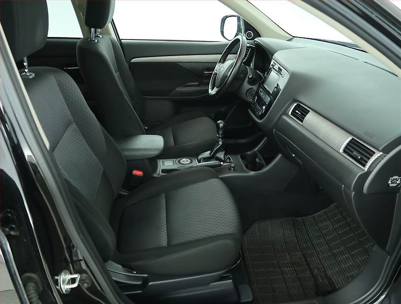 Mitsubishi Outlander (2013) 2.2 DI-D, 4X4, 7 míst, ČR - fotka 9 z 18