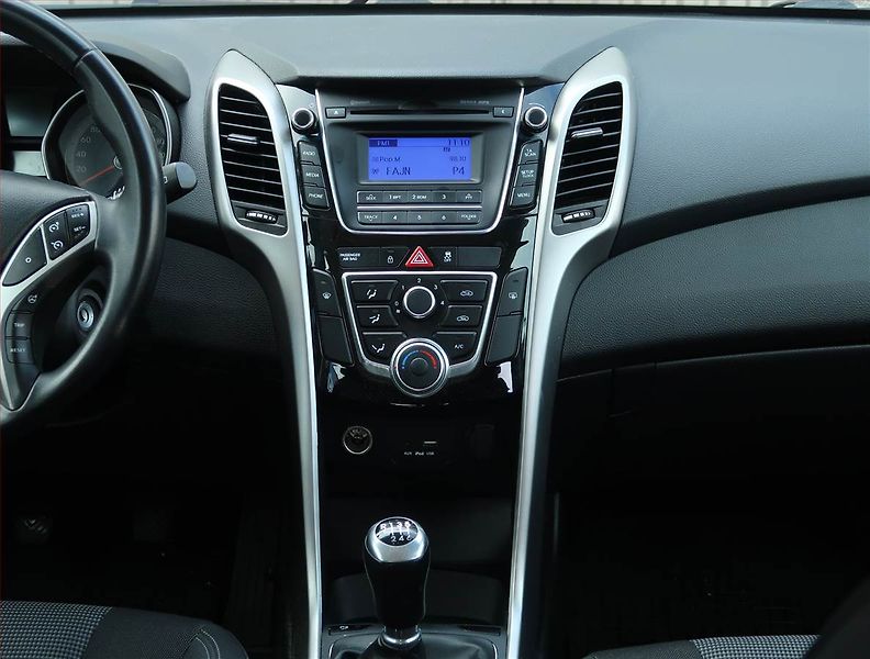 Hyundai i30 (2016) 1.6 MPI, Serv.kniha, Tempomat - fotka 12 z 17