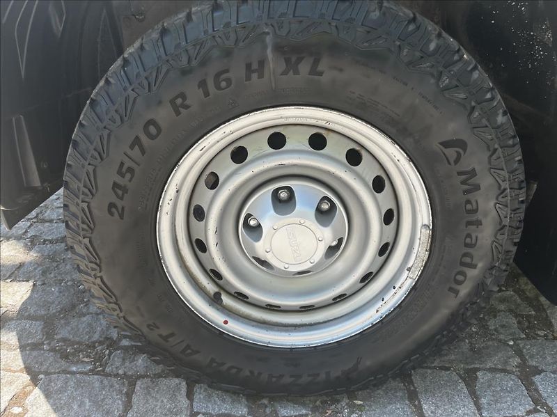 Isuzu D-Max 1,9 SC skříň  6 M/T L 4x4 - fotka 17 z 31