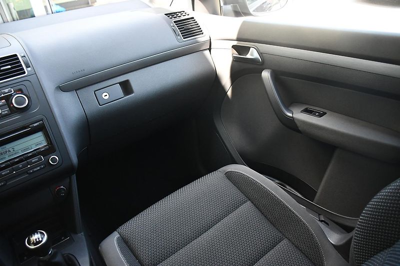 Volkswagen Touran 1.6TDi 77kW TAŽNÉ  - fotka 25 z 45