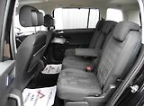 Volkswagen Touran 2,0 TDi Highline Navi - náhled 8