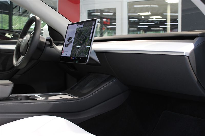 Tesla Model Y Long Range Dual Motor AWD Tažn - fotka 21 z 26