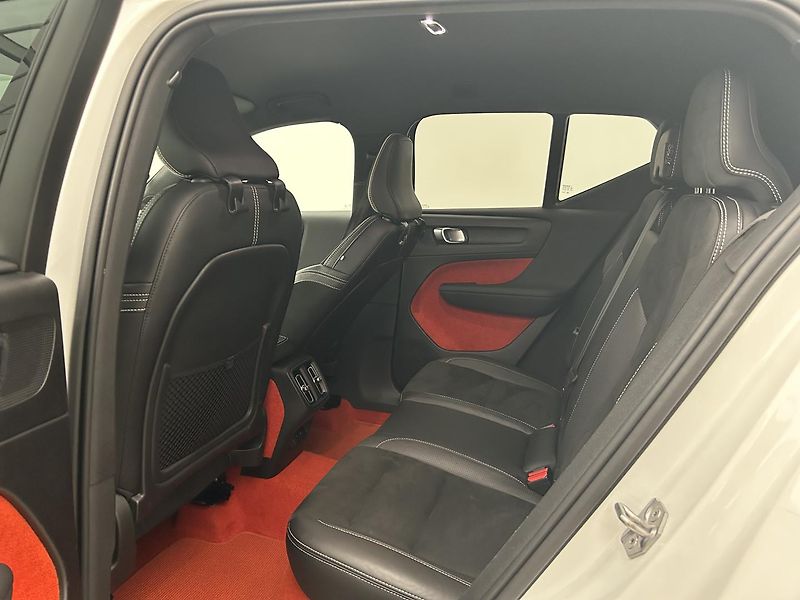 Volvo XC40 2.0 T4 4x4 R-Design - fotka 11 z 30