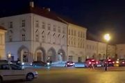 Noční driftování asi padesátky aut na Valdštejnově náměstí v Jičíně.