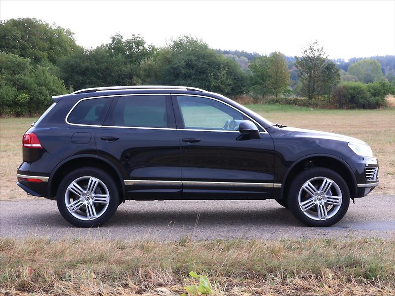 Volkswagen Touareg 3,0 TDI V6 DSG R-LINE CZ 4M - fotka 8 z 29
