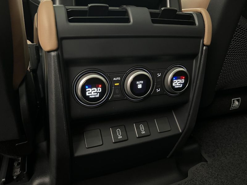 Land Rover Defender 110 D350 X-DYNAMIC REZERVACE - fotka 27 z 51