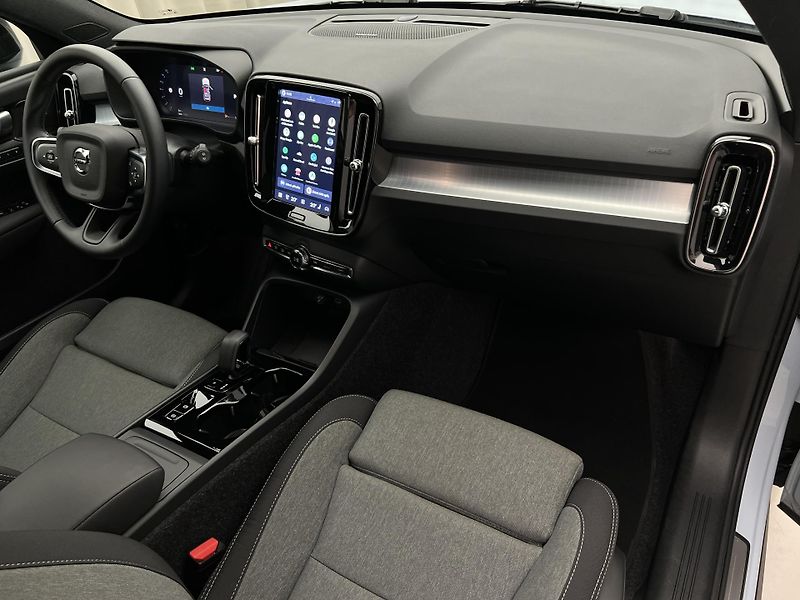 Volvo XC40 B3 DARK PLUS AUT CZ  - fotka 20 z 42