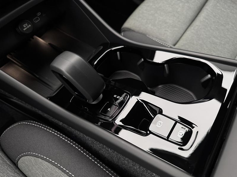 Volvo XC40 (2026) B3 AUT DARK PLUS - fotka 21 z 23