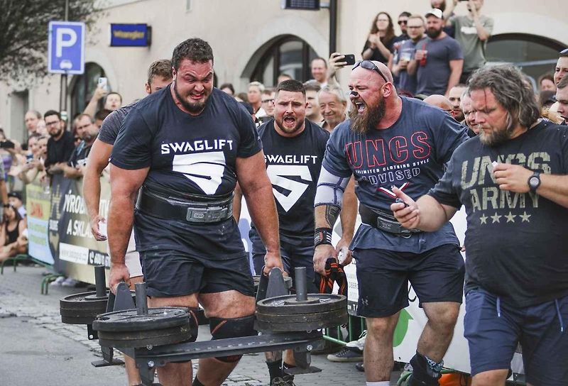 Mistrovství republiky strongmanů v Golčově Jeníkově, kde Mostečan Josef Hojdar vybojoval stříbro.