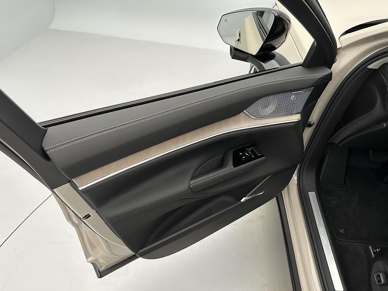Volvo EX90 (2024) PURE ELECTRIC TWIN ULTRA 7míst - fotka 45 z 46