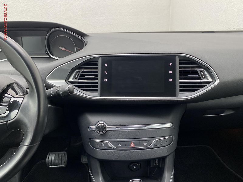 Peugeot 308 (2019) 1.2PT, Allure, AT, navi, TZ - fotka 12 z 18