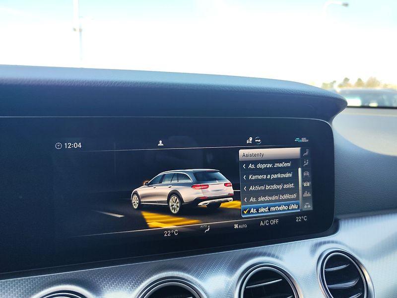 Mercedes-Benz Třídy E E220d/143kW 4MATIC All-Terrain - fotka 18 z 37