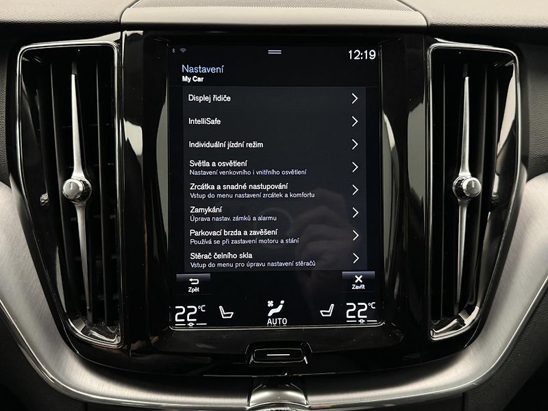 Volvo XC60 B4 AWD MOMENTUM PRO AUT CZ - fotka 34 z 37