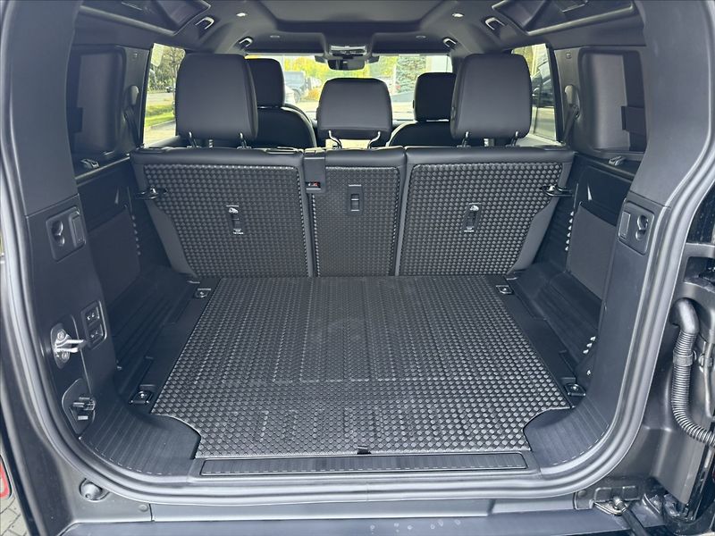 Land Rover Defender (2026) 3,0 110 X-DYNAMIC SE D250 - fotka 24 z 27