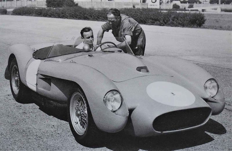 Jaroslav Juhan s dalšími členy závodního týmu Porsche. Je na snímku čtvrtý zleva.
