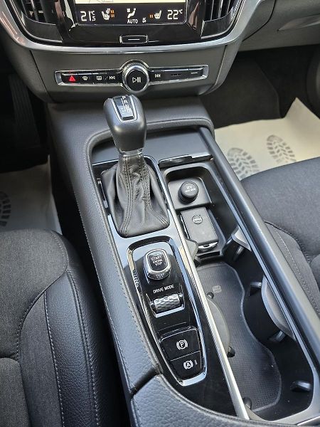 Volvo V90 D4 2,0 140kW 4x4 DPH MOMENTUM - fotka 15 z 45