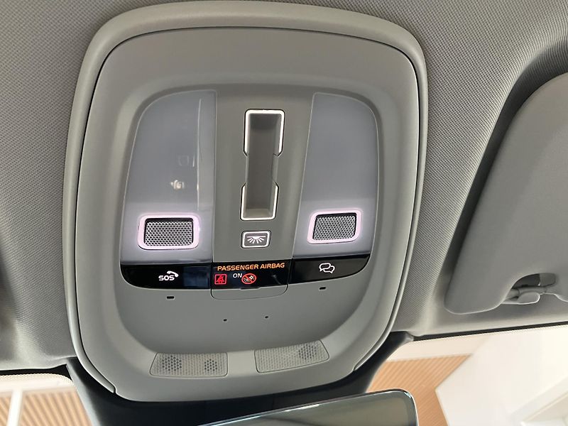 Volvo XC60 B5 AWD Plus Dark-REZERVACE - fotka 45 z 46