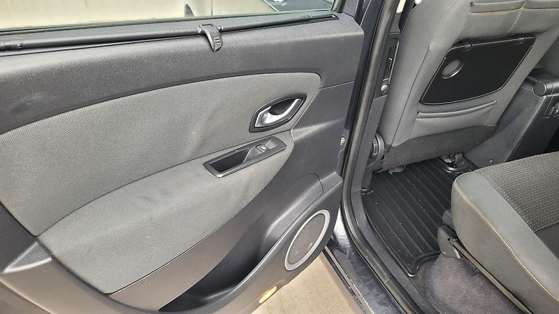 Renault Scénic 2,0i 103 KW AUTOMAT - fotka 15 z 19