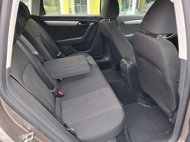 Volkswagen Passat (2011) 1,4TSi NAVI VYHŘ.SED, 2x KOLA - fotka 17 z 38