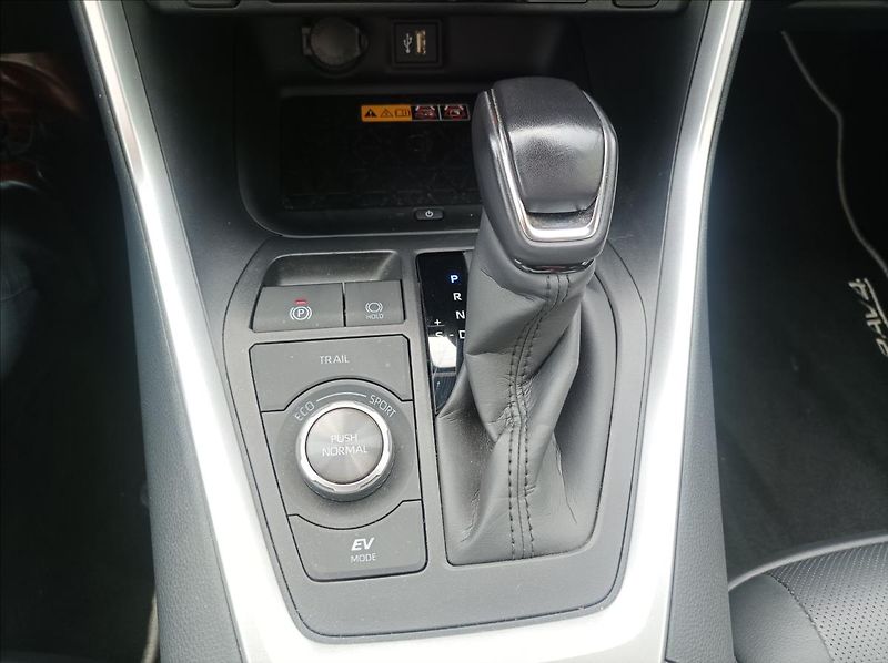 Toyota RAV4 2,5 Executive 4x4 REZERVOVÁNO - fotka 20 z 21