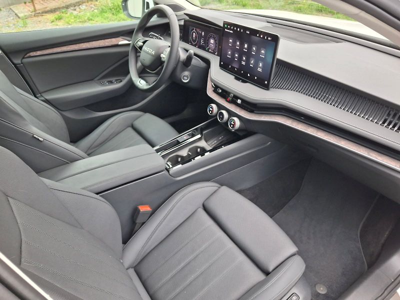 Škoda Superb (2025) Combi iV L&K DSG 1,5TSi 150kW - fotka 14 z 35