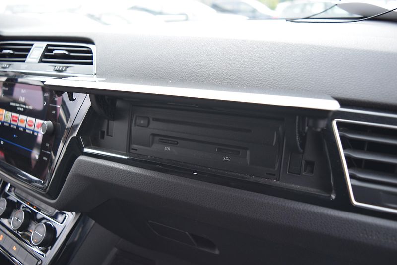 Volkswagen Touran (2017) 1.4TSI 110kw 7MÍST HIGHLIN TAŽ - fotka 42 z 48