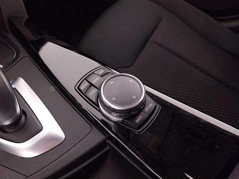 BMW Řada 3 (2016) 330 d xDrive, 4X4, Automat - fotka 25 z 28