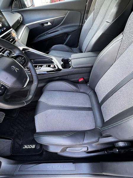 Peugeot 3008 (2024) 1.2 PureTech 96kW, Allure pack - fotka 9 z 26
