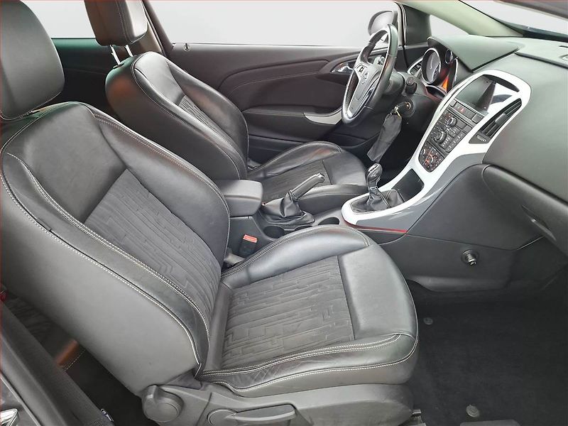 Opel Astra (2011) 2.0 CDTI, Xenony, Tempomat - fotka 9 z 13
