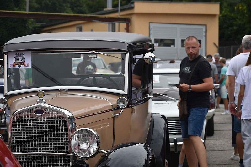 Hippies v broučku, Velorex i Praga ozdobily sraz veteránů v Rožnově pod Radhoštěm.
