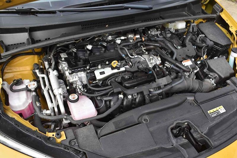 Se žlutým lakem vypadá nová Toyota Prius skoro jako sportovní auto
