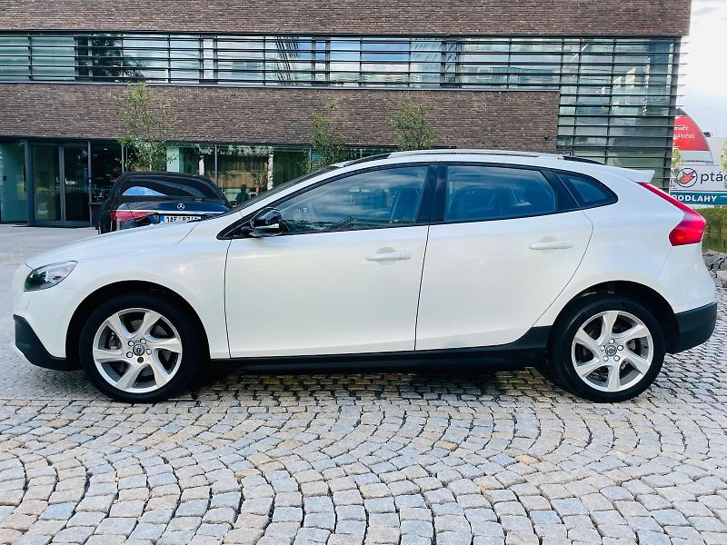 Volvo V40 2.0i AUT 1MAJITEL CROSS COUNTR - fotka 17 z 49