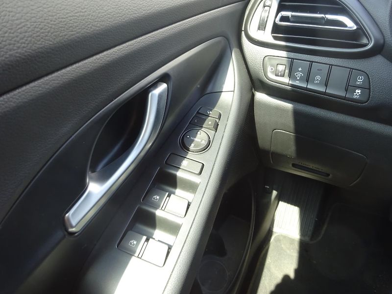 Hyundai i30 1.5 T-GDi 103kW DCT Style - fotka 12 z 20