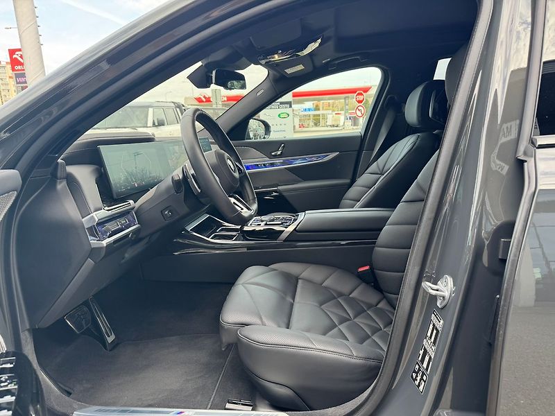 BMW Řada 7 740d xDrive  TV TOP - fotka 13 z 22