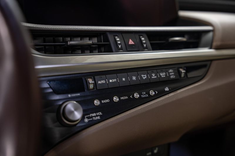 Lexus ES 300h (2020) Luxury, LED, 360, DPH - fotka 12 z 27