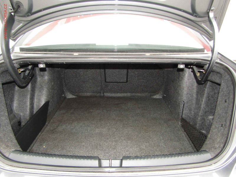 Volkswagen Jetta (2011) 1.6 TDi, ČR, AC, tempo, park - fotka 7 z 19