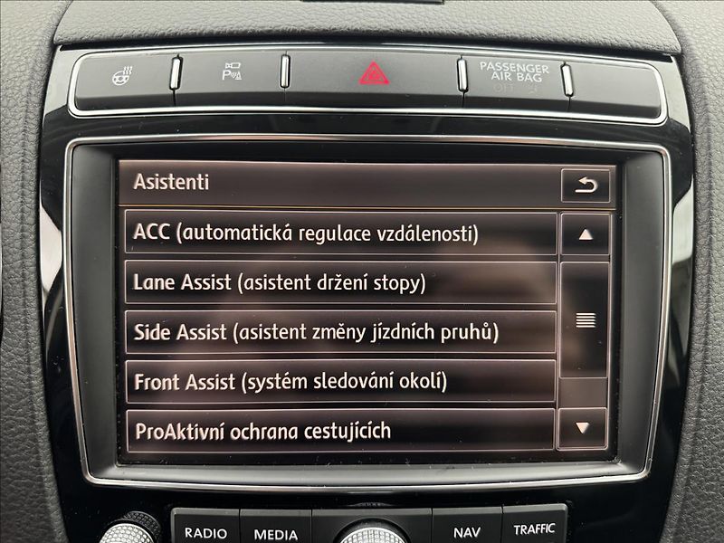 Volkswagen Touareg 3,0 ACC 360° TZ PEČLIVÝ SERVIS - fotka 21 z 49
