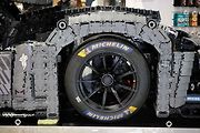 Instalace modelu stavebnice Peugeot Le Mans za účasti designera společnosti Lego