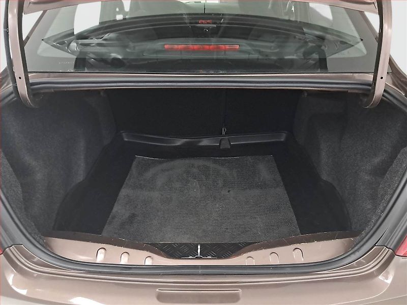 Peugeot 301 (2014) 1.2 VTi - fotka 14 z 15