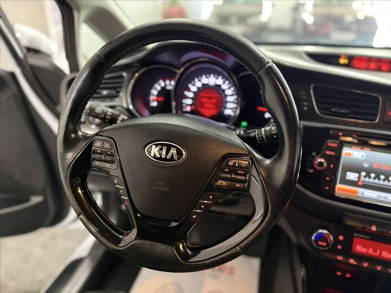 Kia Ceed 1,6   CRDI 94KW NAVI KAMERA ČR - fotka 9 z 44