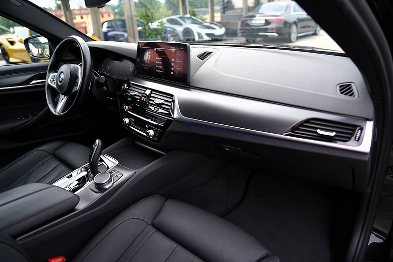 BMW Řada 5 M550i xDrive/Lasery,HUD/530PS - fotka 26 z 44
