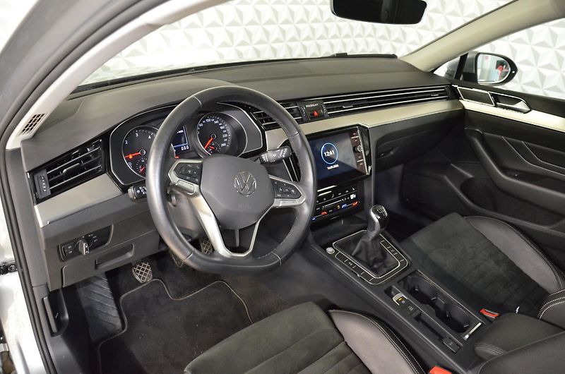 Volkswagen Passat (2023) 2.0 TDI 110 Elegance Variant - fotka 9 z 23