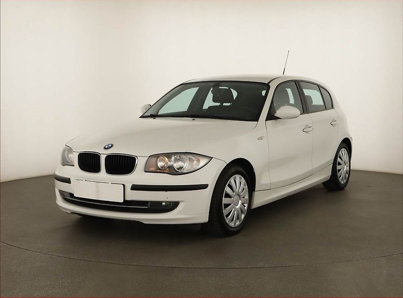 BMW Řada 1 (2009) 116i - fotka 2 z 12