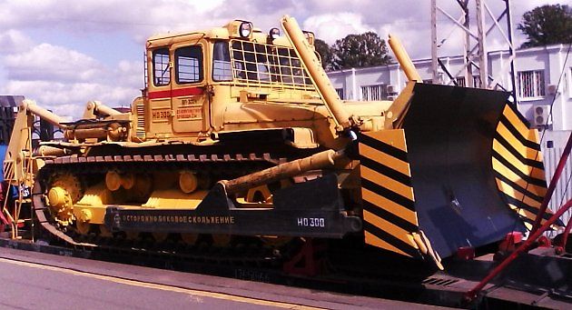 Buldozer DET 250., zdroj: Wikimedia Commons, Germash19, CC0