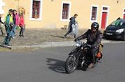 Přijíždí další motocyklový veterán.