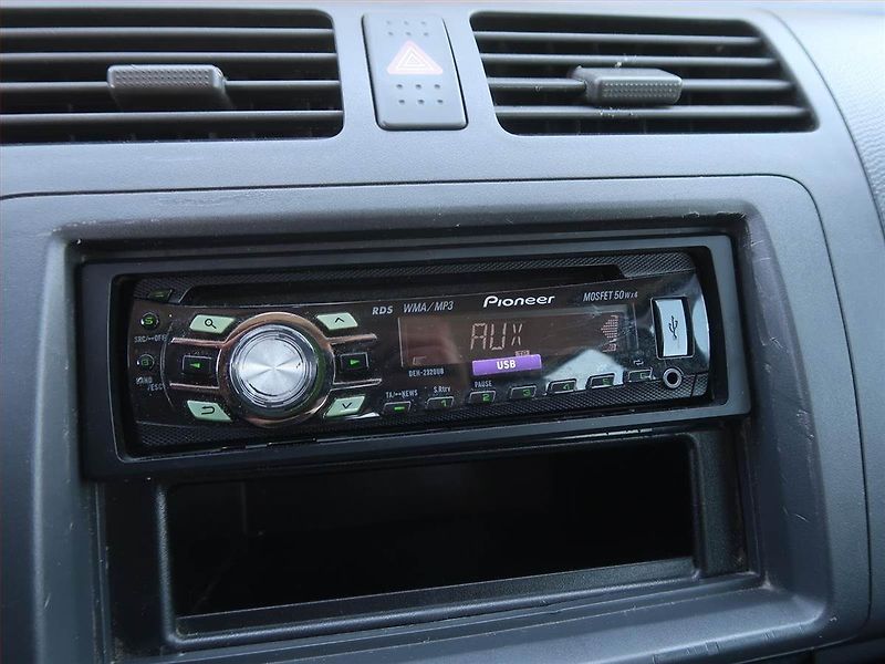 Suzuki Swift (2010) 1.3 - fotka 12 z 15